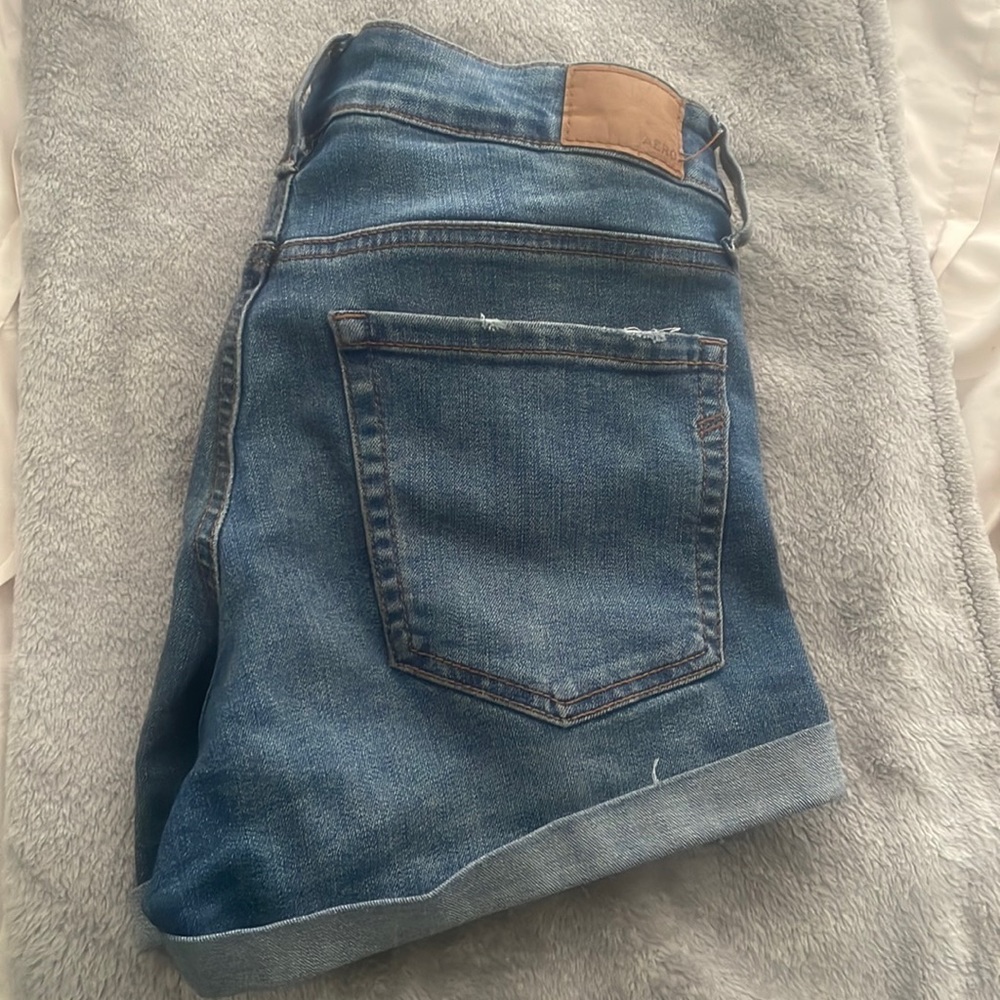 Aero size 4 low rise midi shorts